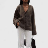 Strickschal mit V-Ausschnitt für einen schicken und warmen Look